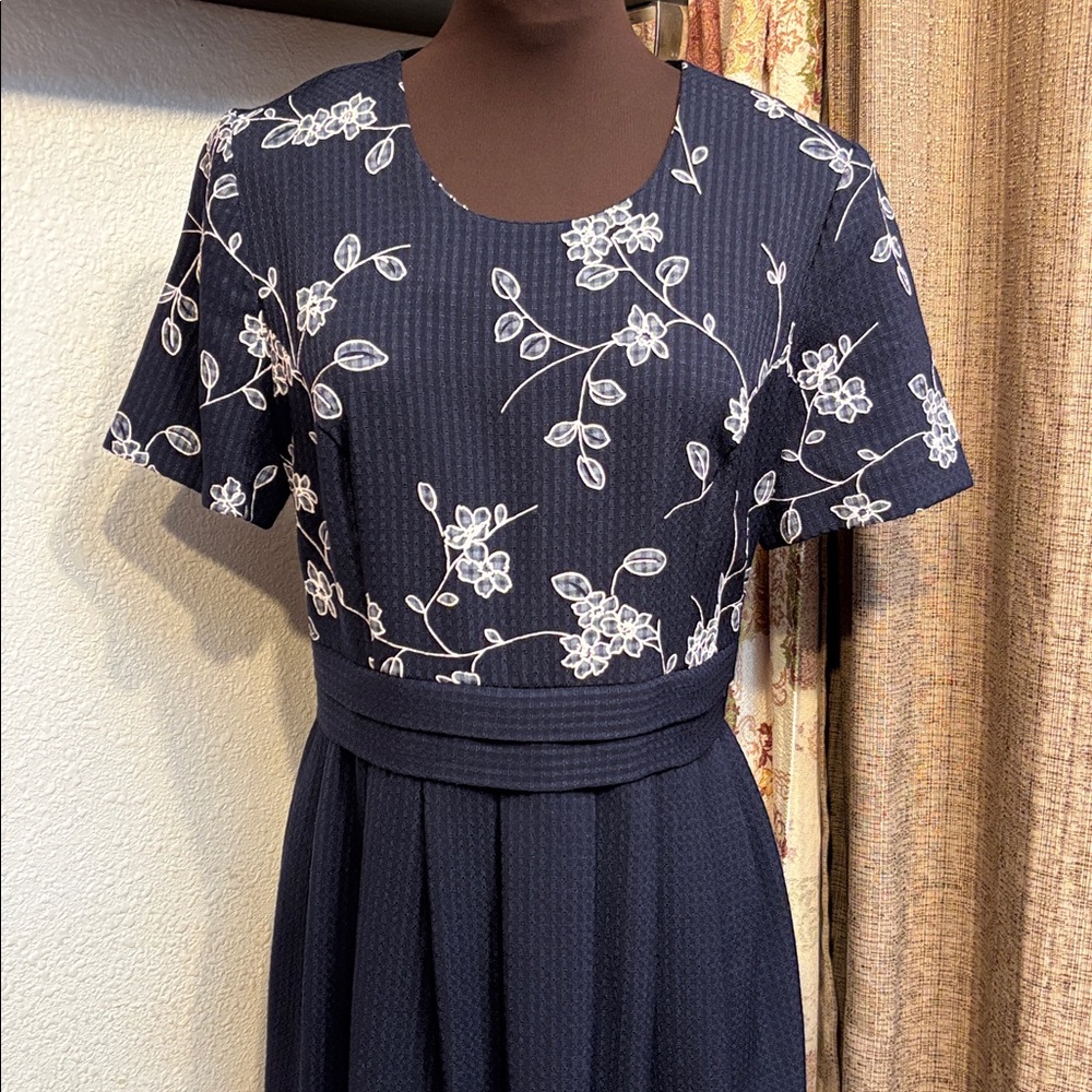 Vintage 1980’s Miss Dorby floral navy short sleeve tie back midi dress. Size M.
